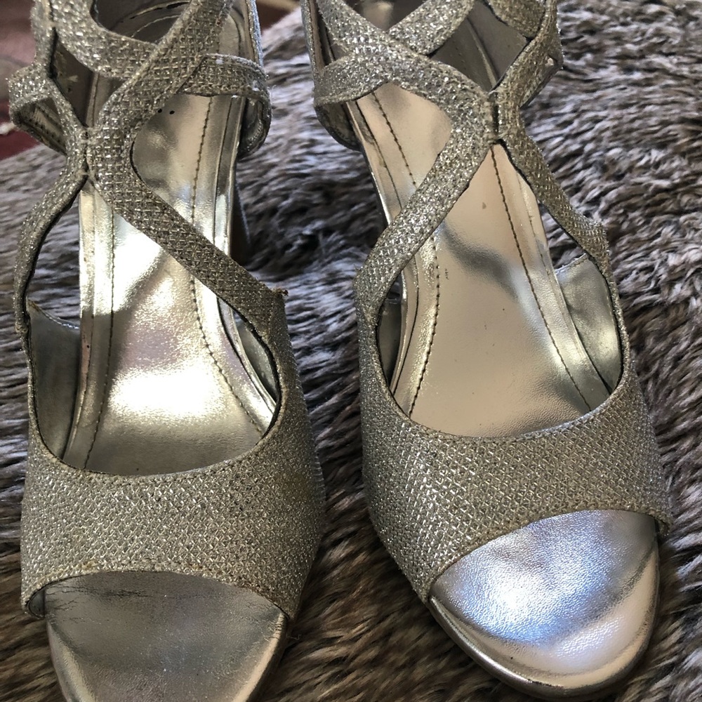 Very sparkly! 👠👠 - Picture 7 of 9